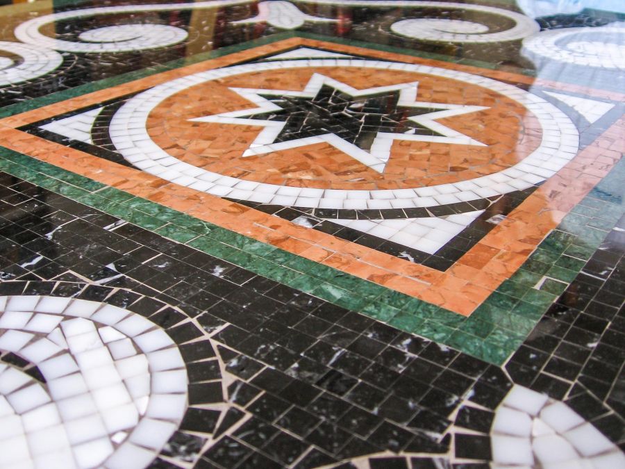 mosaico con tessere in marmo realizzato con la tecnica antica